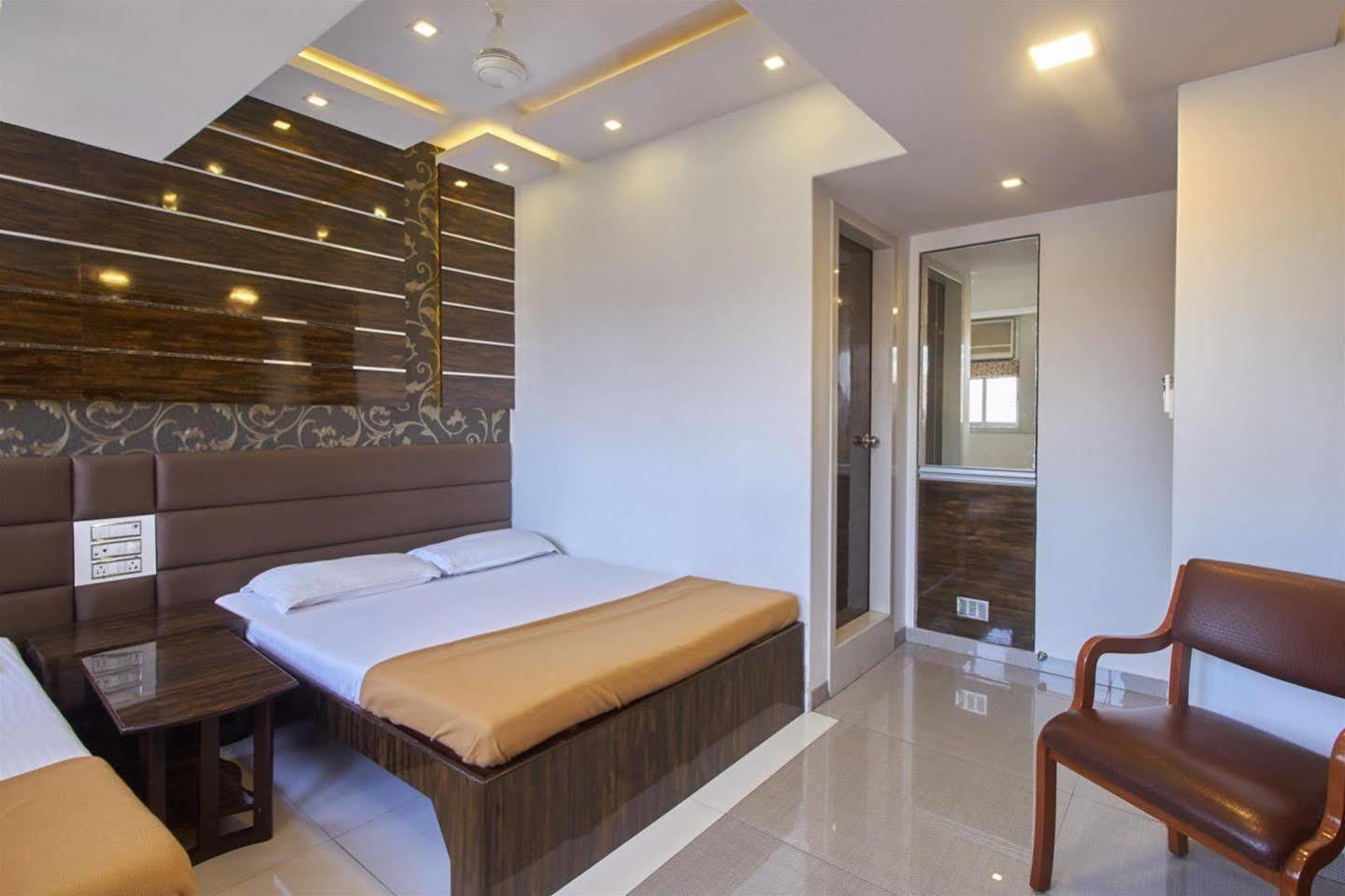 Oyo 28893 Hotel Gulf Bombay Esterno foto